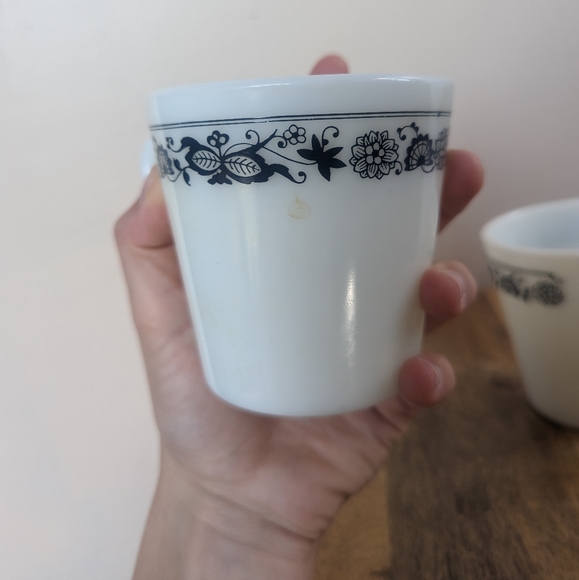 VINTAGE 70's Pyrex Old Town Diagonal Handle Coffee Mugs, Blue & White (SET OF 2) - Picture 9 of 10